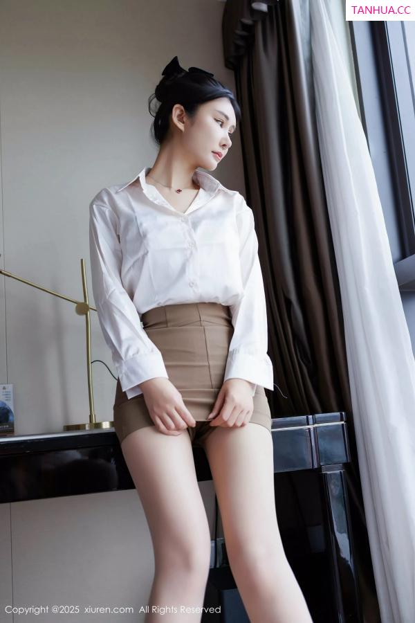   [XiuRen]高清写真图 2025.07.14 No.10543 艺艺yiyi 白色衬衫第3张图片